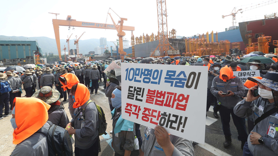 Daewoo Shipbuilding & Marine Engineering (DSME) union workers and subcontractors' union workers face off at the DSME shipyard in Geoje, South Gyeongsang, on Wednesday. DSME workers are demanding that the subcontractors' union stop the strike that has been continuing for 49 days. [YONHAP]