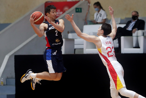 Korea's Heo Hoon, left, duels with Hu Minguan of China during the FIBA Basketball Asia Cup 2022 group stage match at Istora Bung Karno Stadium in Jakarta, Indonesia on July 12.  [EPA/YONHAP]