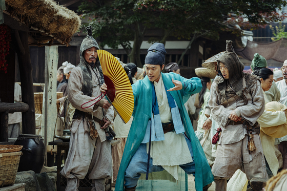 Ryu Joon-yeol, center, portrays the clumsy but highly skilled Taoist wizard Mureuk who looks for the fabled sword in director Choi Dong-hoon's "Alienoid Part 1." [CJ ENM]