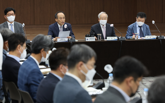 Finance Minister Choo Kyung-ho, left, and Korea Enterprises Federation Chairman Sohn Kyung-shik attends the Tax System Development Deliberation Committee meeting held at the Bankers Club in Meyong-dong, Seoul on Thursday. [YONHAP] 