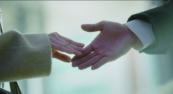 A scene from the series shows Woo's unique way of shaking hands. [ASTORY]