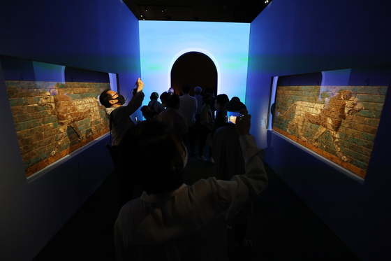 Two panels with striding lions that lined the Processional Way from the Ishtar Gate, the best-known architecture of ancient Mesopotamia, are displayed in the third section of the exhibit. [YONHAP]