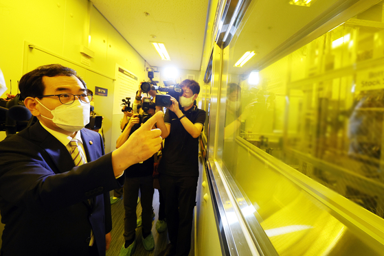 Minister of Trade, Industry and Energy Lee Chang-yang tours Dongjin Semichem in Gyeonggi on Thursday. [YONHAP] 
