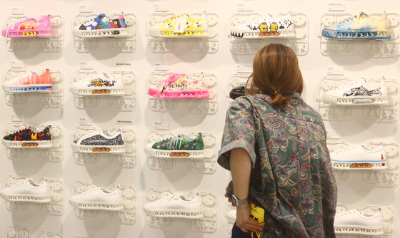 A visitor looks at a piece of work exhibited at Urban Break 2022, an urban and street art fair held at Coex in Gangnam District, southern Seoul, on Thursday. The exhibition will be held through July 24. [YONHAP]
