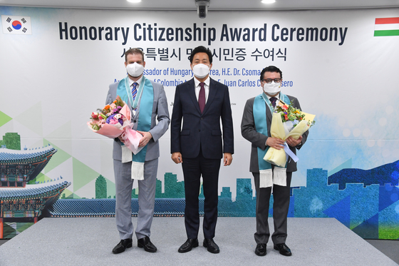 From left, Hungarian Ambassador to Korea Mozes Csoma, Seoul Mayor Oh Se-hoon and Colombian Ambassador to Korea Juan Carlos Caiza attend a ceremony awarding honorary citizenships of Seoul at City Hall on Thursday. The ambassadors were made honorary citizens for their contribution to relations between Seoul and cities in Hungary and Colombia. [SEOUL METROPOLITAN GOVERNMENT]