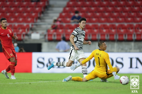 Cho Gue-sung scores Korea's third goal against China in an EAFF E-1 Football Championship game at Toyota Stadium in Japan on Wednesday.  [NEWS1]