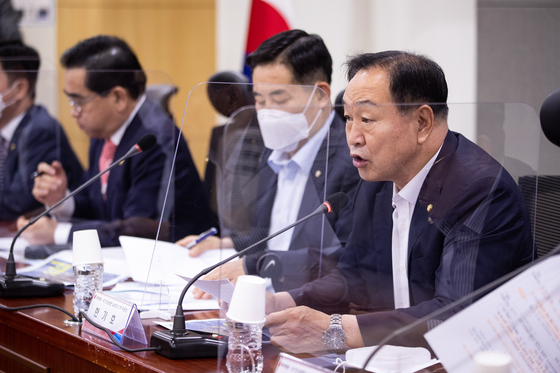 Han Ki-ho, chief of the People Power Party's task force on the Moon administration's handling of past incidents involving North Korea, speaks at the group's meeting at the National Assembly in Yeouido, southern Seoul on Wednesday. [YONHAP]