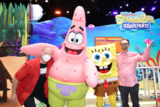 Bill Fagerbakke, Patrick Star, SpongeBob and Tom Kenny attend Nickelodeon's ″SpongeBob SquarePants″ Photo Op at San Diego Convention Center on July 20, in San Diego, California. [AP/YONHAP]