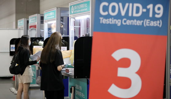 Travelers get tested for Covid-19 at a testing center at Incheon International Airport on Thursday.[NEWS1]