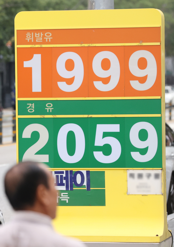 The average gasoline price nationwide was 1,998.83 won per liter ($5.77 per gallon), down 0.17 percent from a day earlier, at 8 a.m. on Thursday, according to Opinet, the Korea National Oil Corporation's official oil price management system website. A display board shows the gasoline price at a gas station in Seoul on the same day. [YONHAP] 