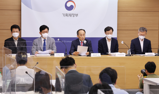 Finance Minister Choo Kyung-ho explains the government tax reform at the government complex in Sejong on July 18. [YONHAP] 