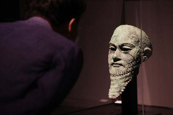 The sculpture ″Head of a Ruler″ is displayed in the second section of the exhibit ″Mesopotamia: Great Cultural Innovations, Selections from The Metropolitan Museum of Art.″ The exhibit kicked off on July 22 and runs until Jan. 28, 2024. [YONHAP] 