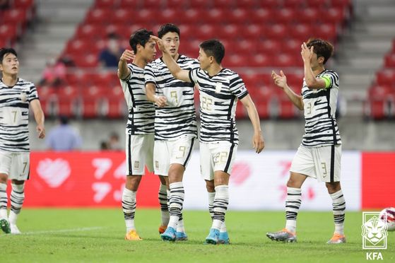 Kwon Chang-hoon, center, celebrates with his teammates after scoring Korea's second goal against China in an EAFF E-1 Football Championship game at Toyota Stadium in Japan on Wednesday. [YONHAP]