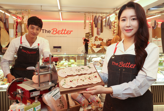 Models show plant-based meat products sold by Shinsegae Food’s brand, Better Meat. [YONHAP]