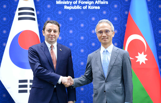 Elnur Mammadov, deputy foreign minister of Azerbaijan, left, shakes hands with Yeo Seung-bae, Korea's deputy foreign minister for political affairs, right, at the Foreign Ministry headquarters in Seoul on Thursday following their policy consultation meeting. The two discussed the 30th anniversary of Azerbaijan-Korea relations and cooperation on infrastructure and energy. [MINISTRY OF FOREIGN AFFAIRS]
