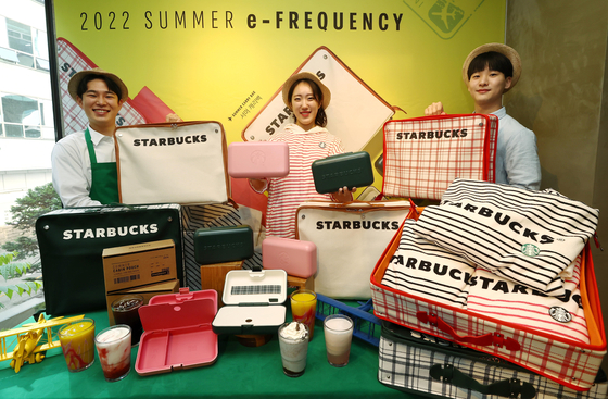 Models show Starbucks’ Summer Carry Bag, a bag given to customers who purchased 17 Starbucks drinks between May 10 and July 11. [YONHAP]