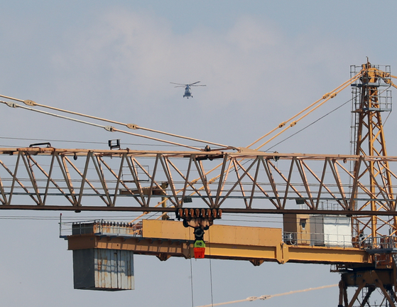 A police helicopter flies over the Daewoo Shipbuildling & Marine Engineering shipyard in Geoje, South Gyeongsang, Friday, as the stirke by the company's subcontractors continues for the 51th day. [NEWS1]