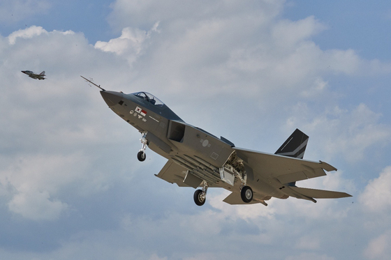 The domestically developed KF-21 takes to the skies for the first time in Sacheon, South Gyeongsang on Tuesday afternoon. [DEFENSE ACQUISITION PROGRAM ADMINISTRATION]