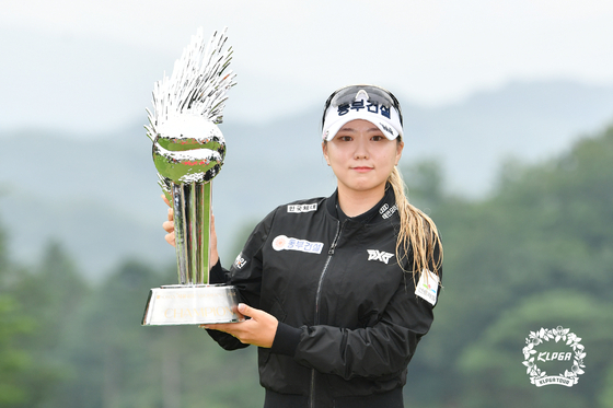 Cho A-yean poses for a picture after winning the Hoban Seoul Shinmun Women's classic at H1 Club in Icheon, Gyeonggi on Sunday. [KLPGA]