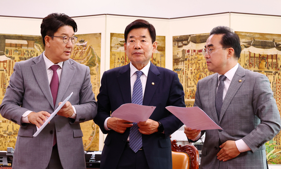 From left, Rep. Kweon Seong-dong, floor leader of the People Power Party, National Assembly Speaker Kim Jin-pyo and Rep. Park Hong-geun, floor leader of the Democratic Party, gather at the National Assembly in western Seoul on Friday to discuss parliamentary committee chairmanships. [YONHAP]