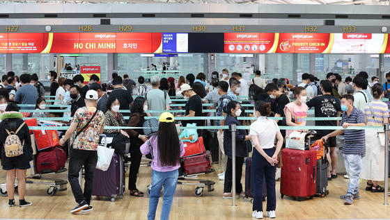 Incheon International Airport's Terminal 1 is crowded with international travelers on July 20. [YONHAP]