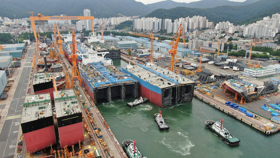 A 300,000-ton crude carrier placed in seawaters at DSME’s dock in Okpo, Geoje, South Gyeongsang, for the first time on Saturday. DSME workers were able to resume work after the union workers of DSME’s subcontractors ended their strikes that lasted for 51 days on Friday. [DAEWOO SHIPBUILDING AND MARINE ENGINEERING] 