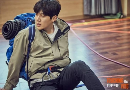 Actor Kim Seon-ho as Joe Simpson during a rehearsal of the ongoing play “Touching the Void” [THE BEST PLAY]