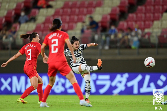 Choe Yu-ri kicks the ball to score Korea's first goal during the EAFF E-1 Football Championship against China at Kashima Soccer Stadium in Kashima, Japan on Saturday. [KFA/NEWS1]