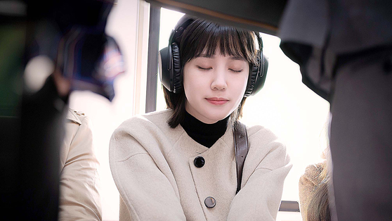 A scene from the first episode of "Extraordinary Attorney Woo" shows the main character, a young lawyer named Woo Young-woo, riding the subway to her first day of work at a major law firm. [ASTORY]