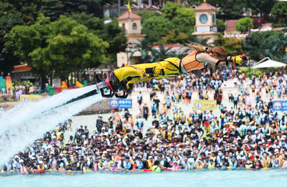 People watch the Mega Flyboard Show at Caribbean Bay, a water-theme park in Yongin, Gyeonggi on Monday. [YONHAP]