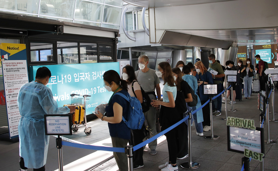 People entering Korea from abroad line up to get tested for Covid-19 at Incheon Internation Airport on Monday. [NEWS1]