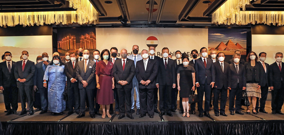 Ambassador of Egypt to Korea Khaled Abdel Rahman, eighth from front left, and other ambassadors and diplomats celebrate the 70th anniversary of Egypt's National Day at the Four Seasons Seoul on Friday. [PARK SANG-MOON]