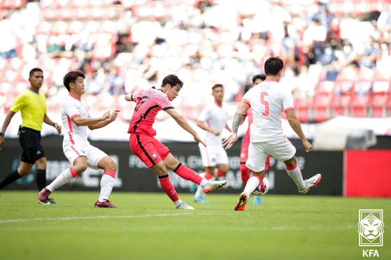 Kang Sung-jin takes a shot during the 2022 EAFF E-1 Football Championship match between Korea and Hong Kong on Sunday afternoon at Toyota Stadium in Toyota, Japan. [KFA/NEWS1]