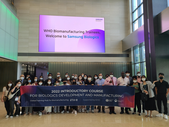 Some 30 students from 25 low-income countries take a photo after a tour of Samsung Biologics' headquarters in Songdo, Incheon, on Friday. Samsung Biologics in February was been appointed by the World Health Organization (WHO) to train students for the future of the biopharmaceutical industry. The students were selected by the WHO and the tour program is hosted by the International Vaccine Institute. [SAMSUNG BIOLOGICS]