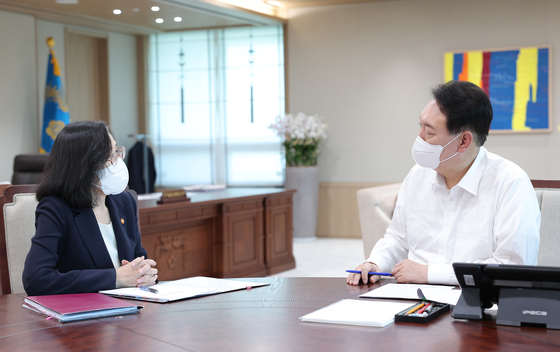 President Yoon Suk-yeol meets with Minister of Gender Equality and Family Kim Hyun-sook at the presidential office in Yongsan, central Seoul, Monday. [YONHAP]