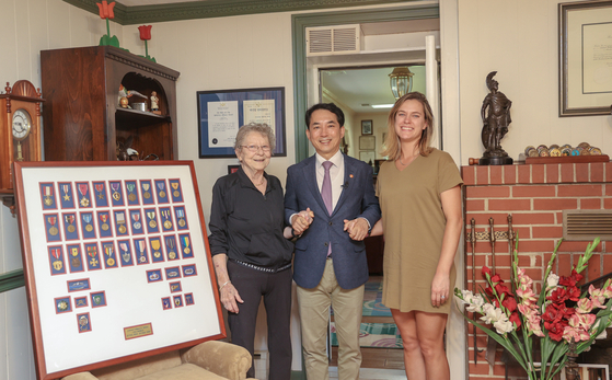 Minister of Patriots and Veterans Affairs Park Min-shik, center, with Annelie Weber, left, widow of Korean War veteran Col. William Weber, at their home in Maryland on Sunday. [YONHAP] 