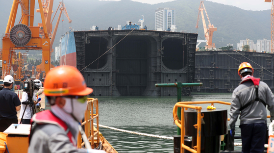 Workers oversee Daewoo Shipbuilding & Marine Engineering's shipyard in Geoje, South Gyeongsang, on Monday. [YONHAP]
