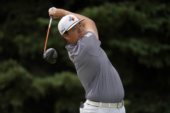 Im Sung-jae tees off on the second hole during the final round of the 3M Open at the Tournament Players Club in Blaine, Minnesota on Sunday. [AP/YONHAP]