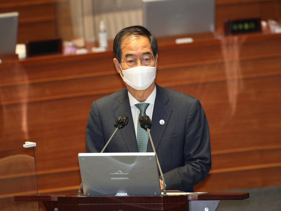 Prime Minister Han Duck-soo answers questions during the parliamentary inquiry into the Yoon Suk-yeol government at the National Assembly in western Seoul Monday. [NEWS1]