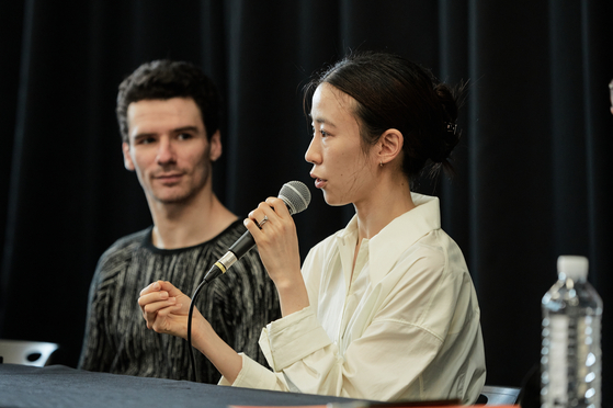 Park Sae-eun, right, a Korean ballerina who is a danseuse étoile, or principal dancer, of the Paris Opera Ballet, talks to the local press on Monday at Sejong University in Gwangjin District, eastern Seoul. Left is her partner Paul Marque, who is also a principal dancer at the company. [LOTTE CONCERT HALL]