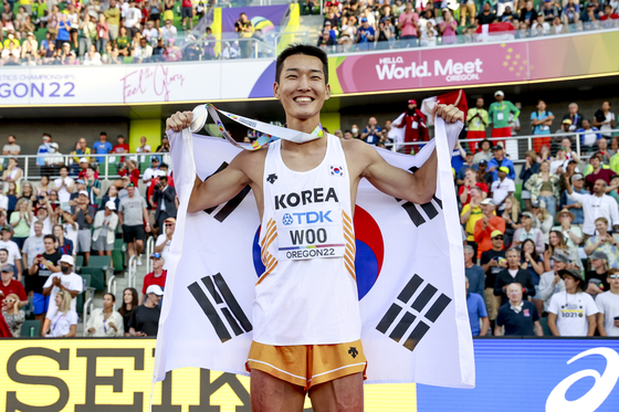 Woo Sang-hyeok of Korea poses for photographers after finishing second in the final of the men's high jump at the World Athletics Championships in Eugene, Oregon on Monday. [EPA/YONHAP]