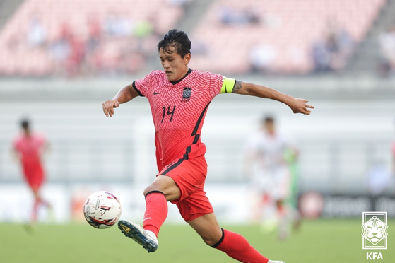 Hong Chul plays the ball during the 2022 EAFF E-1 Football Championship match between Korea and Hong Kong on Sunday afternoon at Toyota Stadium in Toyota, Japan. [KFA/YONHAP]
