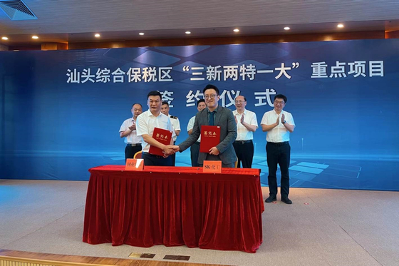 Park No-hyuk, right, general manager at SK Chemicals Shanghai, and Lin Shuguang, president at Guangdong Shuye Environmental Technology, shake hands after signing an agreement Monday to build a recycled plastic factory in Shanyto, China. [SK CHEMICALS] 