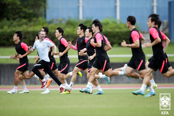 The Korean national football team trains at Toyota City Sports Park in Toyota, Japan on Tuesday ahead of an EAFF E-1 Football Championship game against Japan on Wednesday. [YONHAP]