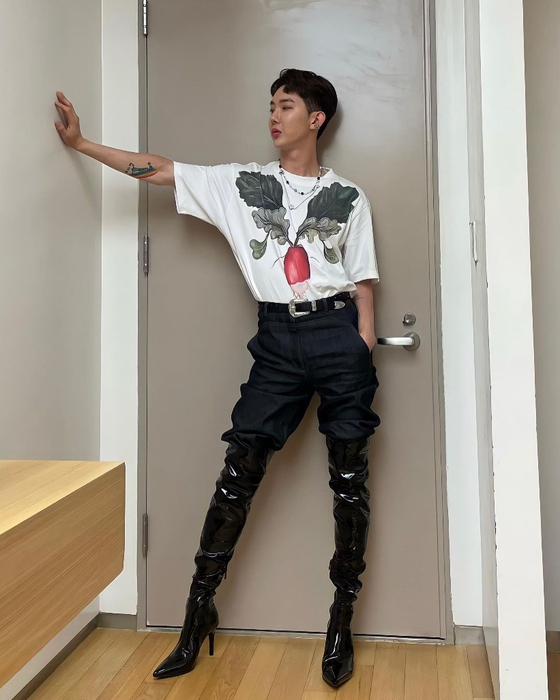 Singer Jo Kwon, a member of boy band 2AM, is frequently seen in the media posing, walking or even dancing around in stiletto heels. [SCREEN CAPTURE]