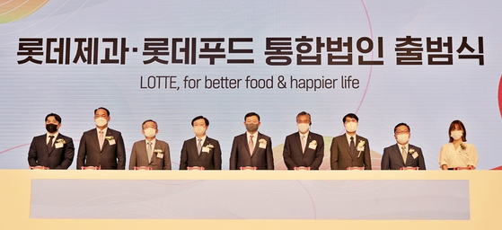 A ceremony to celebrate the merger of Lotte Confectionery and Lotte Foods was held on July 5, at Lotte Hotel World in Songpa Distrcit, southern Seoul. [LOTTE CONFECTIONERY]
