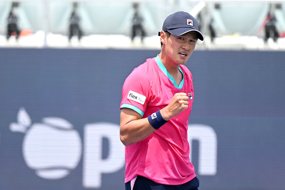 Kwon Soon-woo reacts after scoring against Marcus Giron of the United States during Day One of the Atlanta Open at Atlantic Station in Atlanta on Monday. [AFP/YONHAP]