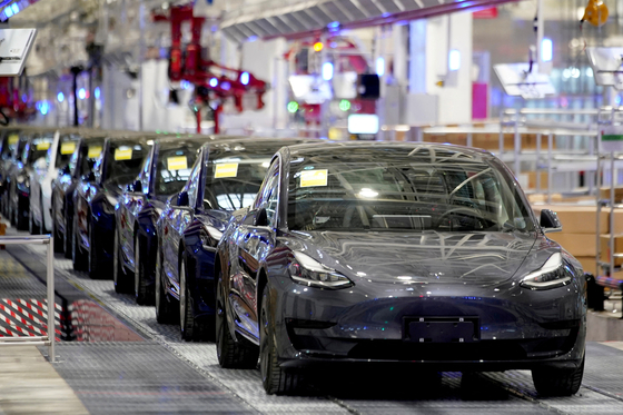 Tesla Model 3 vehicles are being made at its Shanghai plant. [REUTERS/YONHAP]