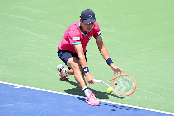 Kwon Soon-woo returns a shot against Marcus Giron of the United States during Day One of the Atlanta Open at Atlantic Station on Monday in Atlanta.  [AFP/YONHAP]
