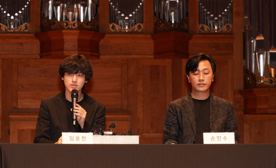 Lim, left, and his teacher Prof. Sohn Min-soo attend the press conference held at the Lee Kang Sook hall of the Korea National University of Art’s Seocho Campus in southern Seoul on June 30. [KANG TAE-UK]